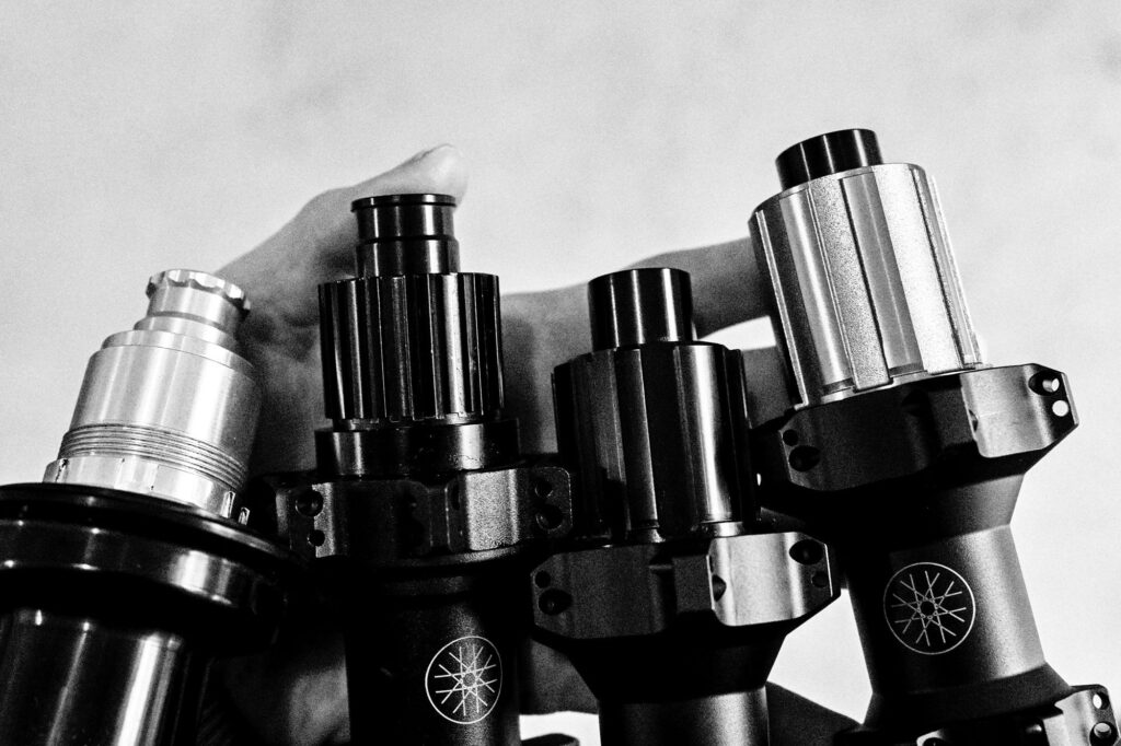 standard bębenka,Shimano 12s,Mirospline,Microspline Road,standard osi,sztywne osie