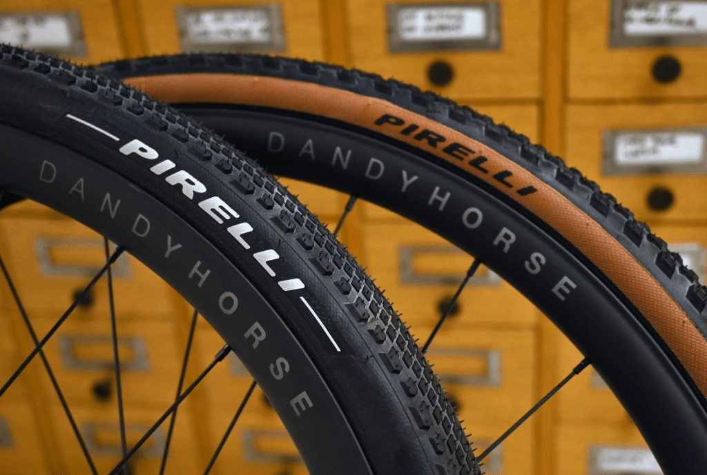 Dandy Horse Hiperion 30 GR z oponami Pirelli